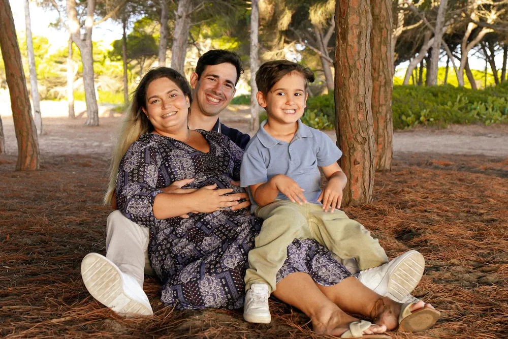 Família sentada num pinhal do Algarve ao fim da tarde