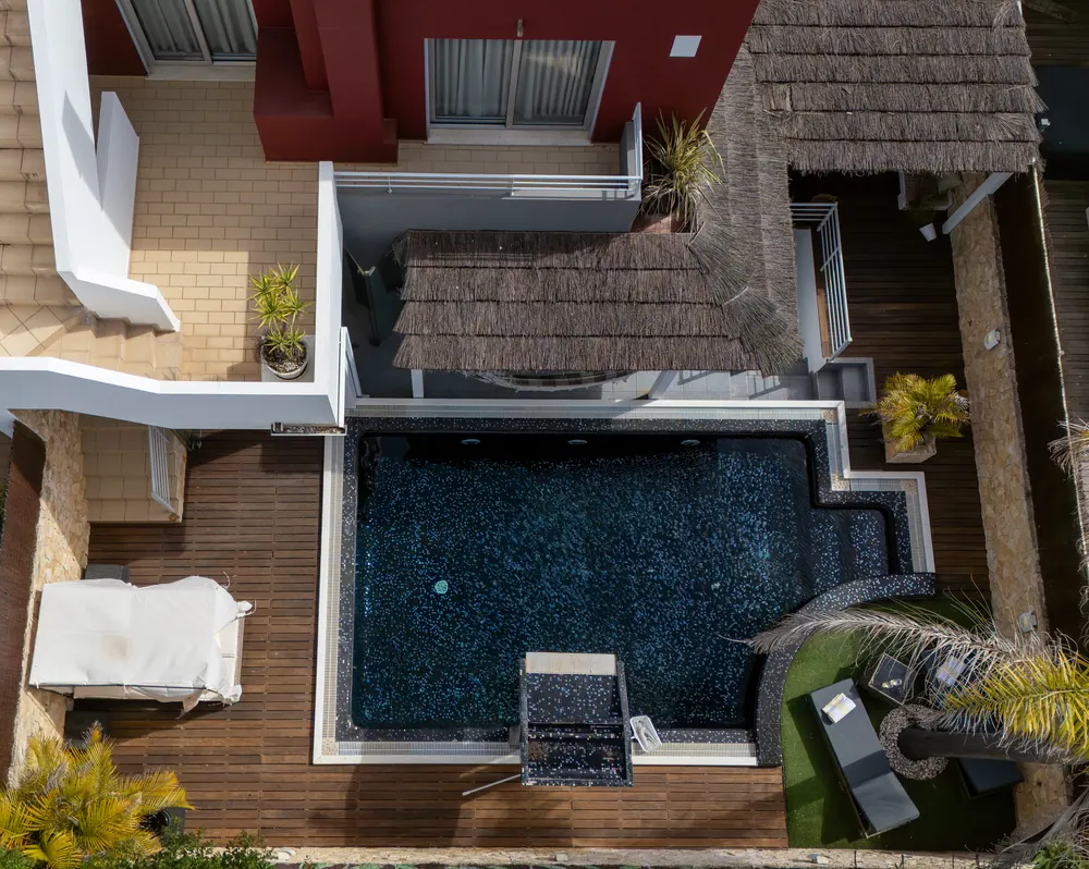 Piscina e deck de uma villa no Algarve vistos de cima